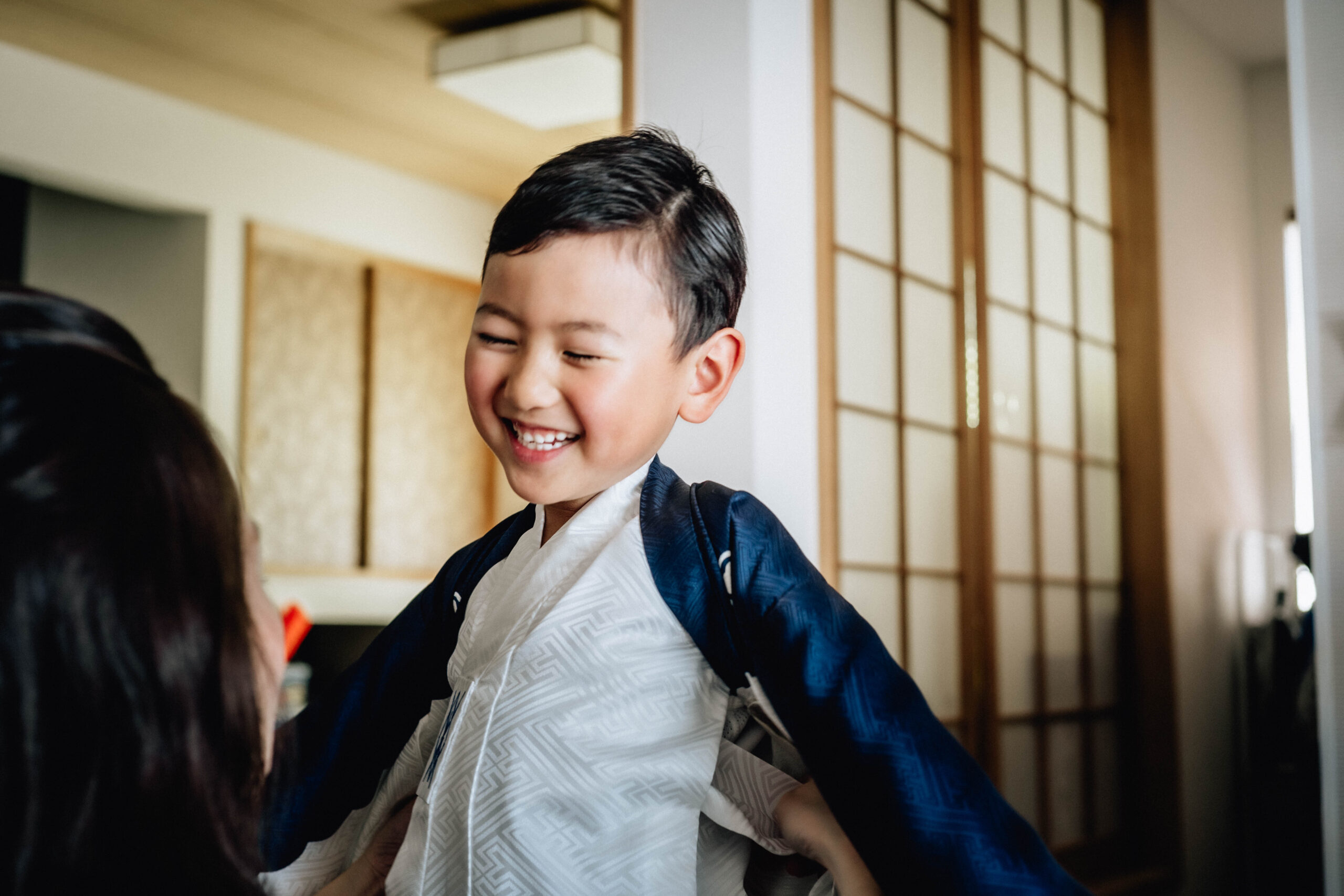 七五三の着物を家でお母さんにお支度してもらってる様子